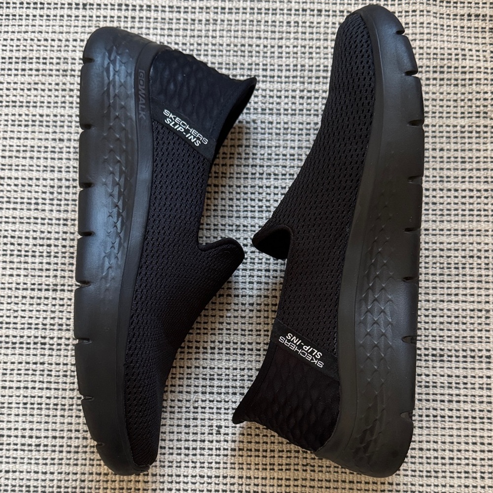⭐️SKECHERS⭐️”Go Walk” slip-in sneakers